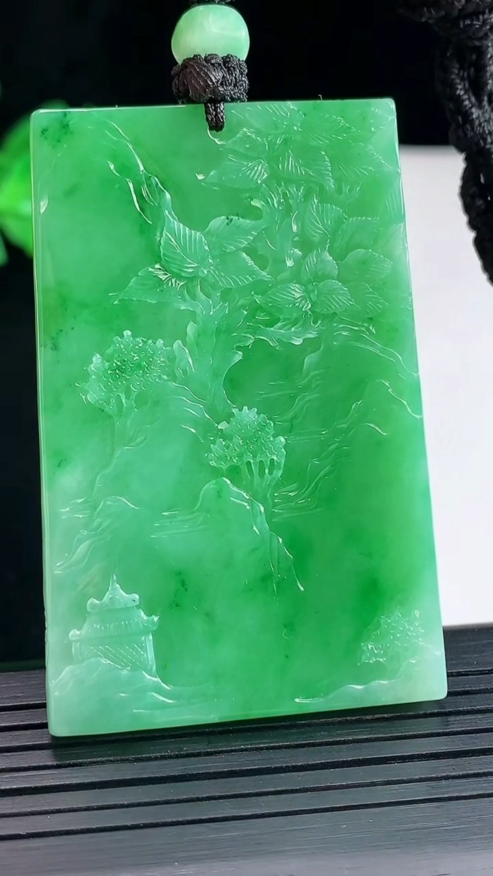 天然A货翡翠山水牌吊坠，尺寸59-39-5.5重量:39.49g
5月2日