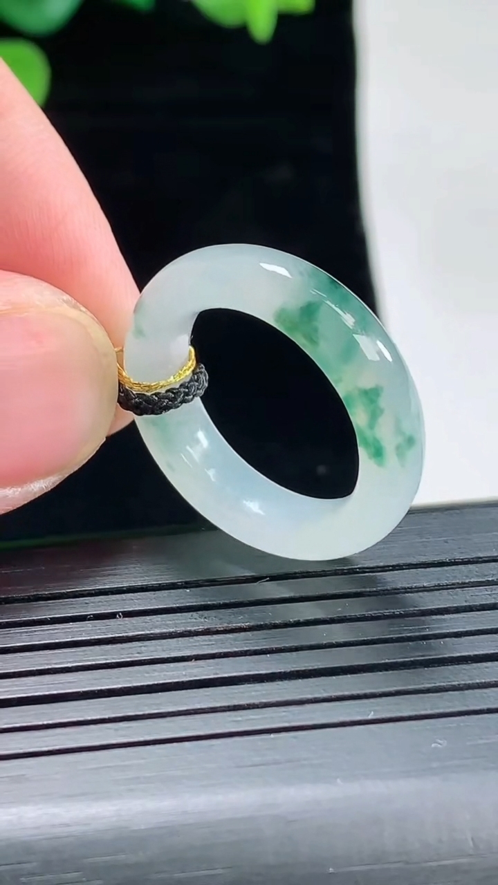 天然A货翡翠冰种飘花玉指环 戒指，尺寸17.2-5.5-3.8重量:4.25g2026年5月2日
工厂直销收藏佳品,种好水足，色泽均匀，有种有色，上手高大气！