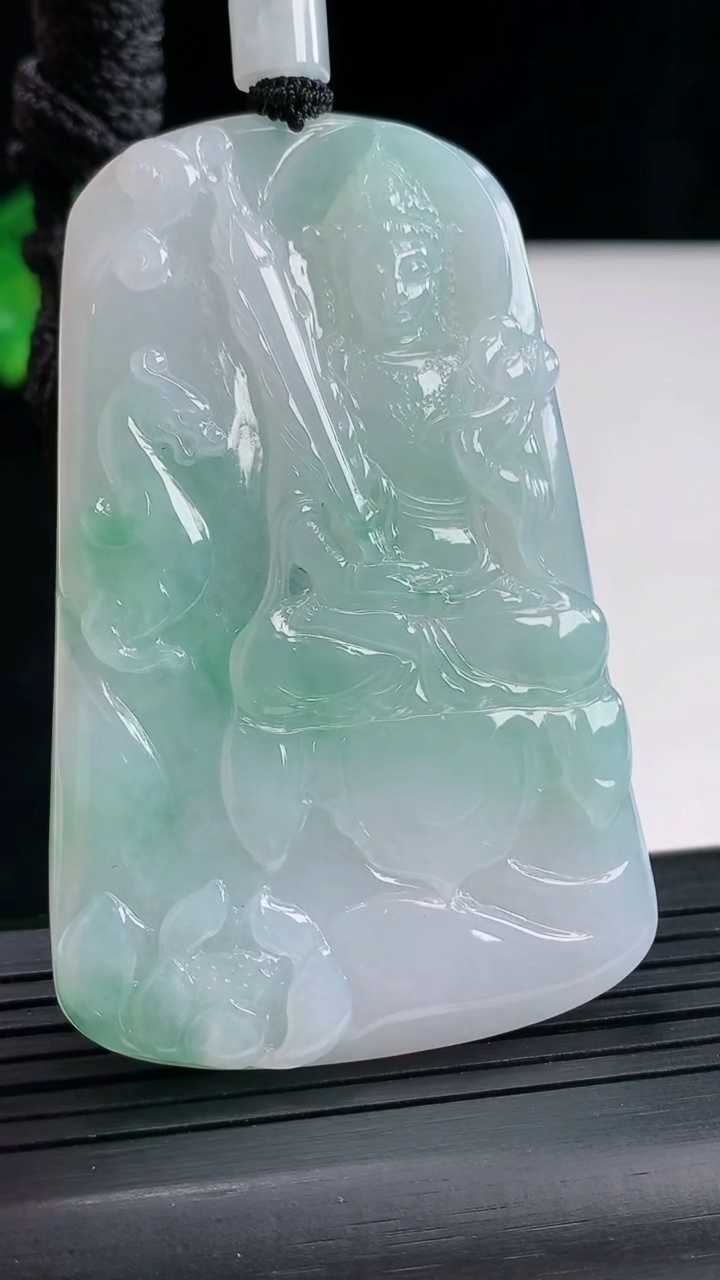天然A货翡翠虚空藏菩萨吊坠，尺寸65.5-43-5重量:39.44g
5月2日