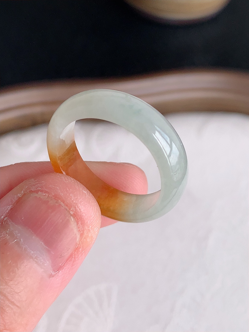 天然A货翡翠飘黄翡素面戒指 
尺寸18-5.3-2.5mm 重量3.26g 0430