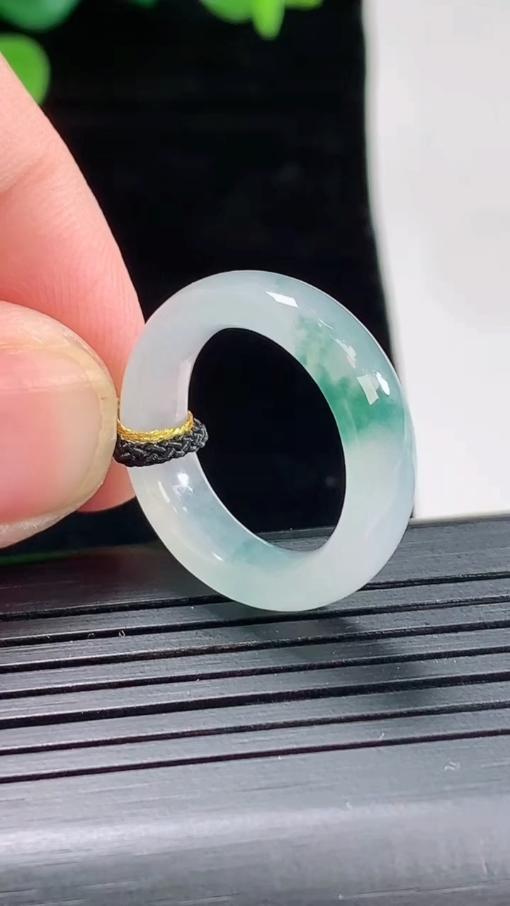 天然A货翡翠飘花玉指环 戒指，尺寸16.8-5.6-3.6重量:3.93g2026年5月2日
工厂直