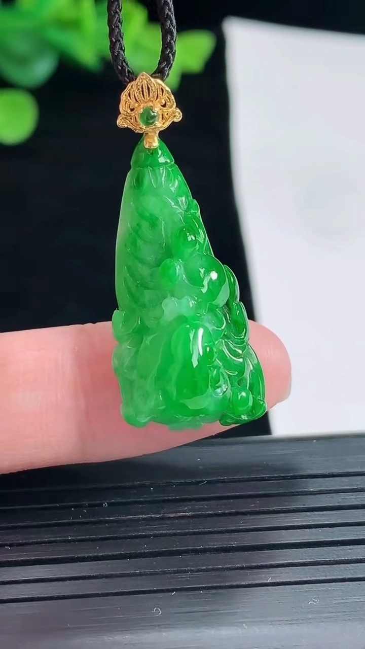 天然A货翡翠白菜吊坠，尺寸31-15-10重量:5.24g
5月2日