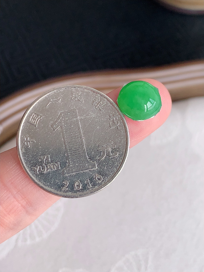 天然A货翡翠满绿蛋面镶嵌件 
尺寸9-3.4mm 重量0.60g 0430