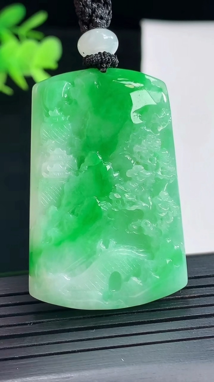 天然A货翡翠山水牌吊坠，尺寸43.5-30-6.2重量:24.49g
5月2日