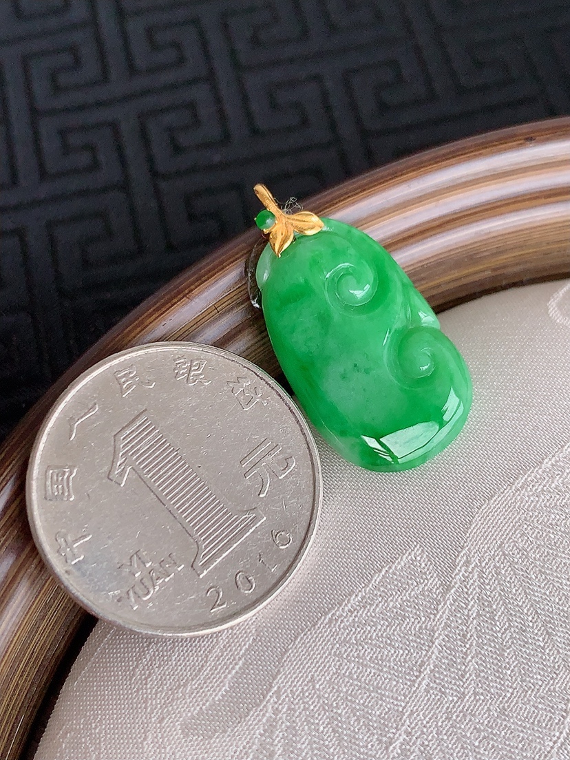 天然A货翡翠18K金扣头满绿如意吊坠 
尺寸28.6-24-14.4-3.5mm 重量2.93g 0430