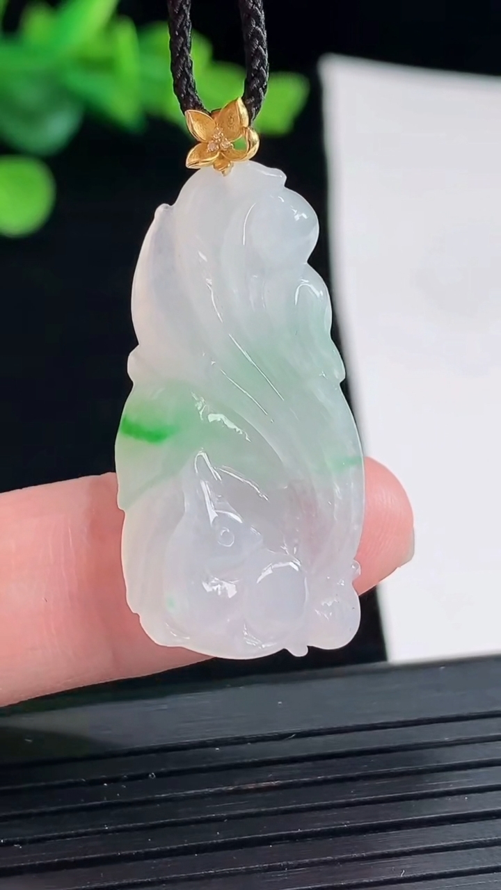 天然A货翡翠九尾狐吊坠，尺寸33-17-7重量:5.75g
5月2日