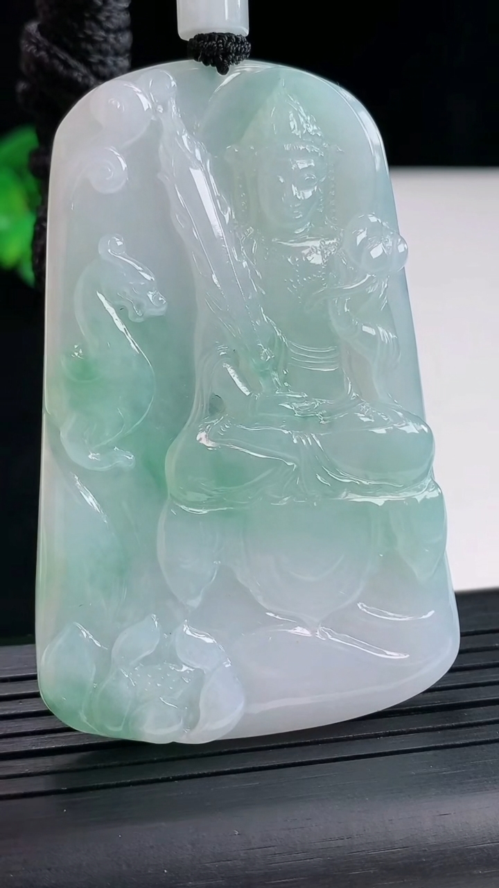 天然A货翡翠虚空藏菩萨吊坠，尺寸65.5-43-5重量:39.44g
5月2日