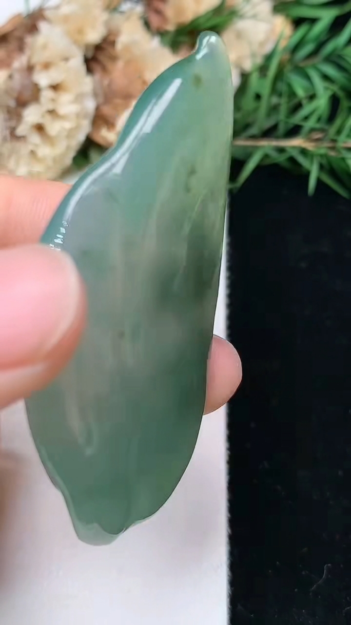天然A货翡翠双彩年年有余吊坠，尺寸58-27.6-5.6，重量:15.57g
5月2日