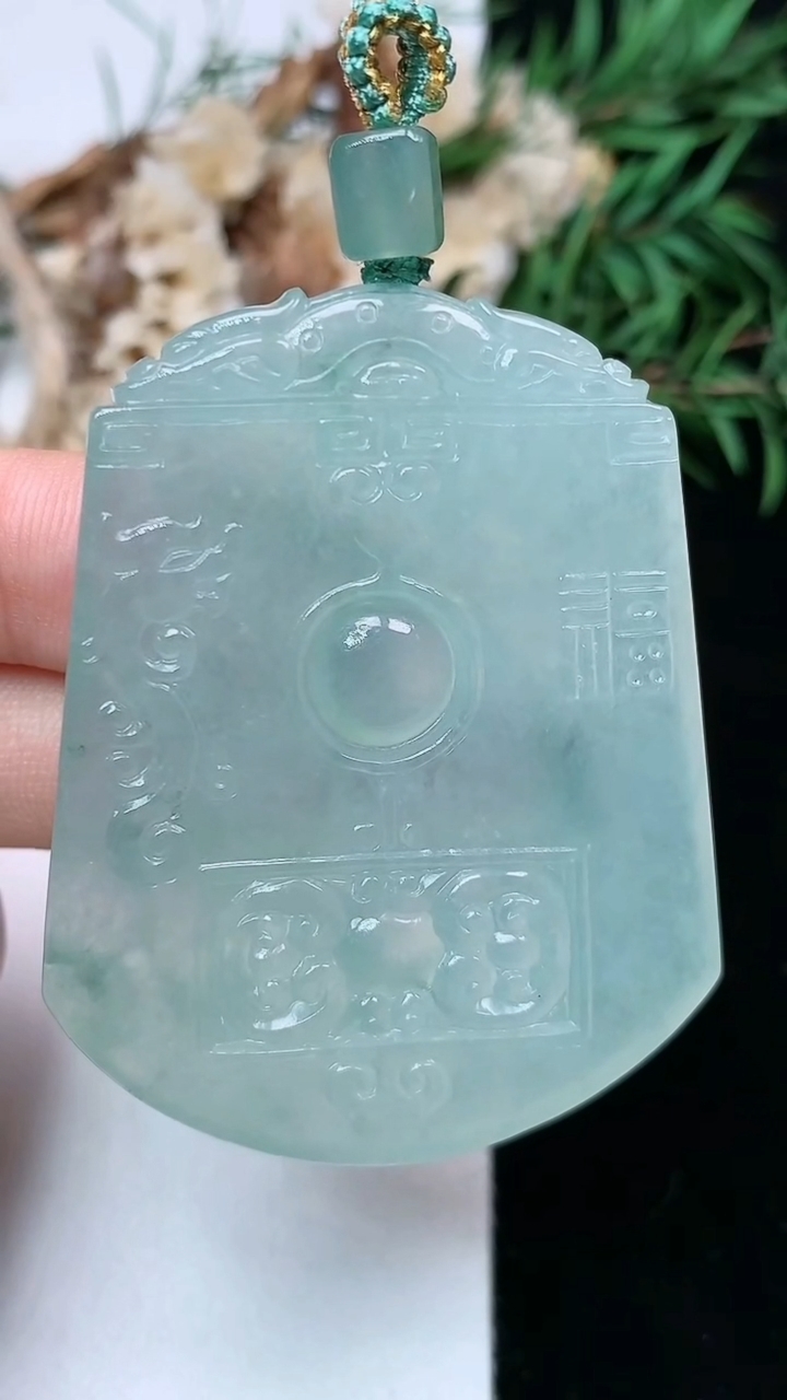 天然A货翡翠飘花仿古无事牌吊坠，尺寸49.9-39.4-5.9，重量:30.62g
5月2日
