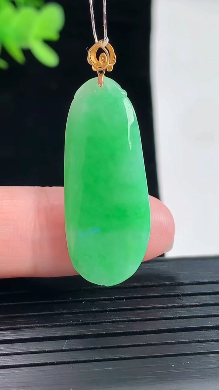 天然A货翡翠福瓜吊坠，尺寸31-13-5.6重量:4.84g
5月2日