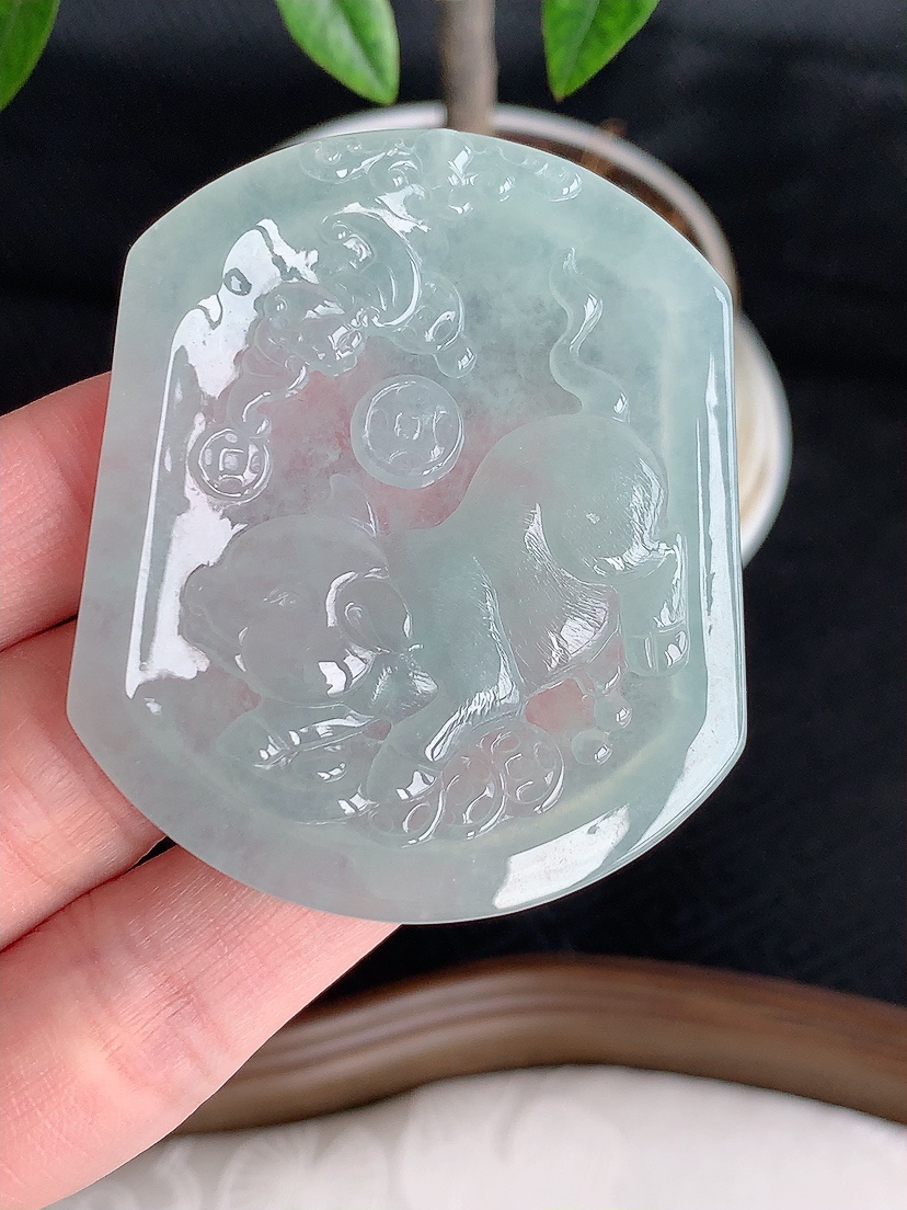 天然A货翡翠晴水生肖猪吊坠 
尺寸53.2-45-5mm 重量30.06g 0430