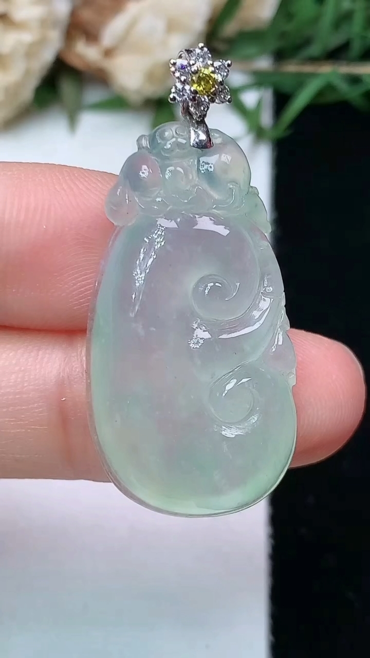 天然A货翡翠如意吊坠，尺寸30-16-5.6，重量:5.47g
5月2日