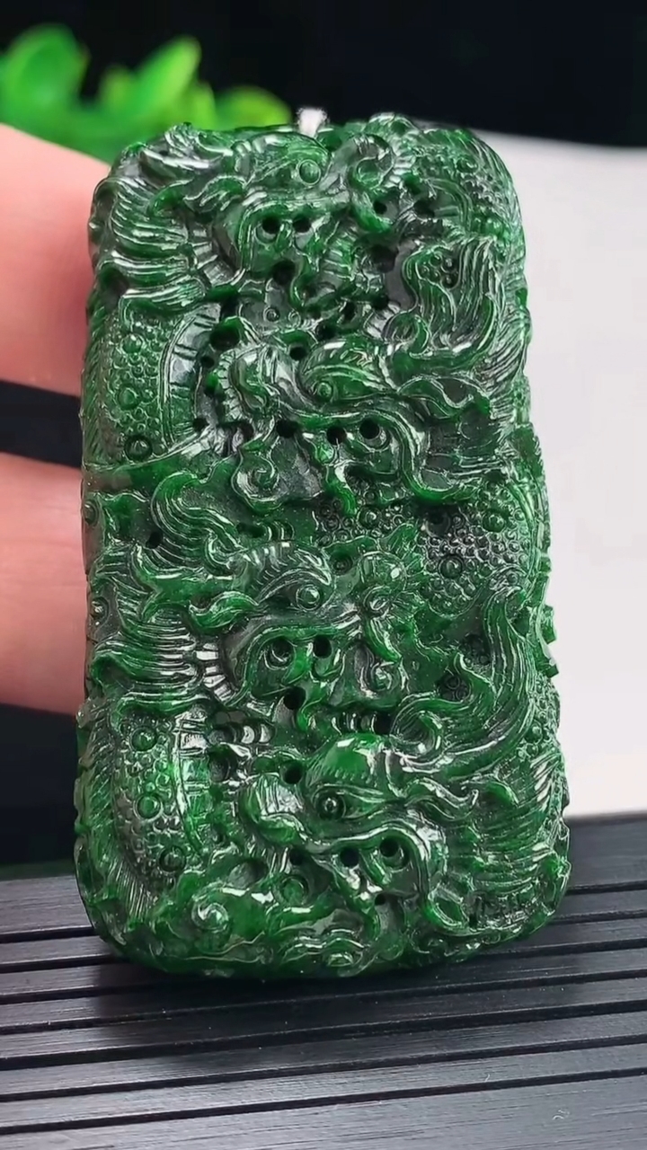 天然A货翡翠九龙至尊吊坠，尺寸59-33-12.5重量:56.35g
5月2日