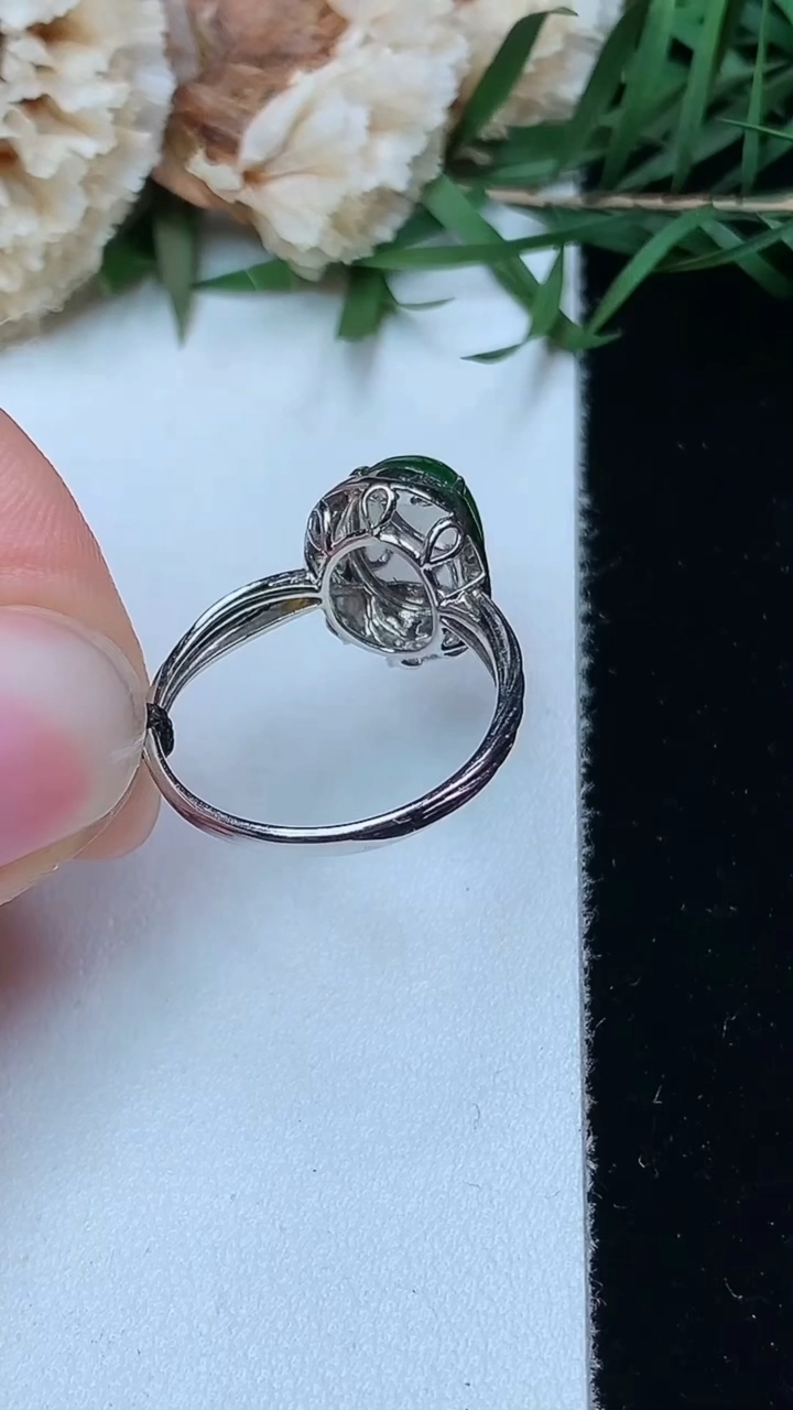 天然A货翡翠蛋面戒指，尺寸17-9.6-7.4，重量:2.35g2026年5月2日
工厂直销收藏佳品,种好水足，色泽均匀，有种有色，上手高大气！