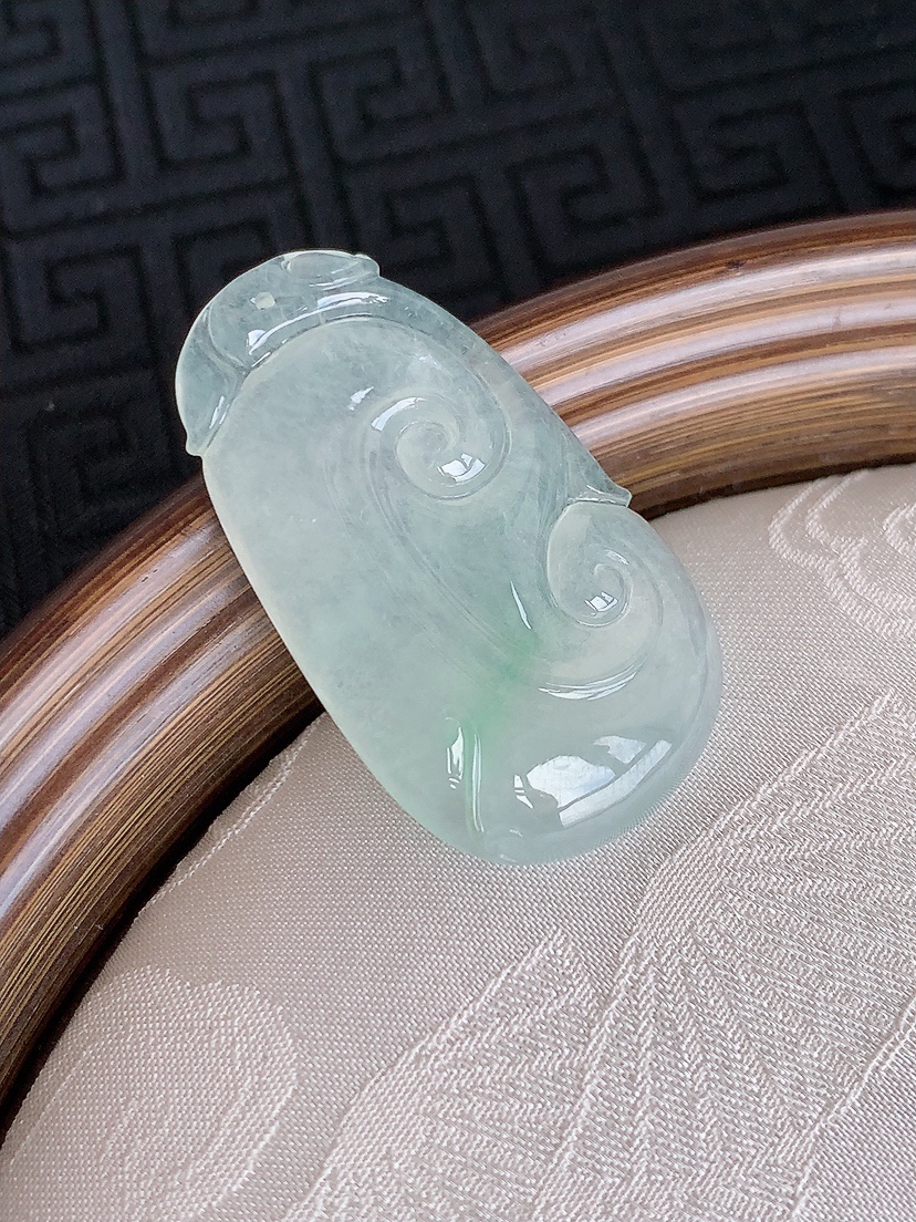 天然A货翡翠飘绿如意吊坠 
尺寸37-20.8-4.6mm 重量8.55g 0430