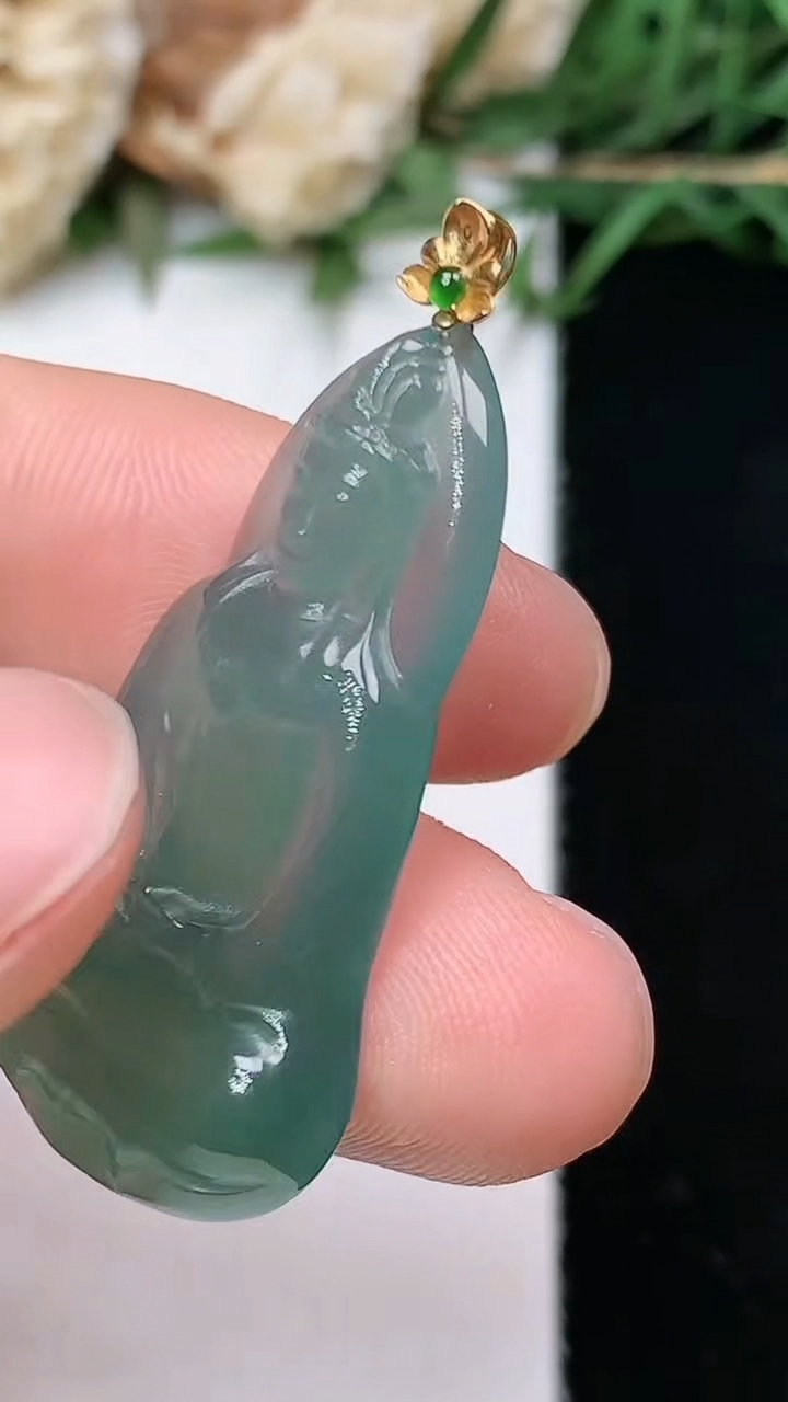 天然A货翡翠蓝水素衣观音吊坠，尺寸32.4-19-4.4，重量:4.76g
5月2日