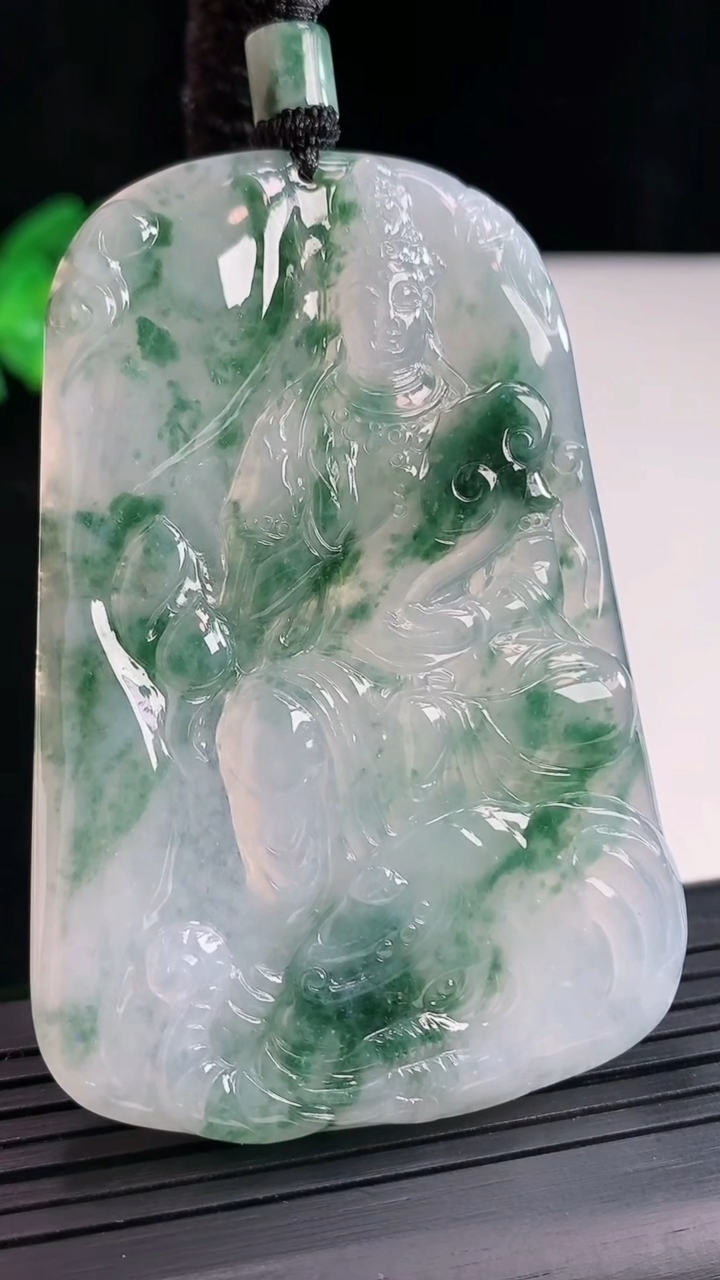 天然A货翡翠种飘花普贤菩萨吊坠，尺寸66.6-45.6-5.2重量:44.31g
5月2日