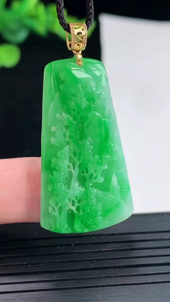 天然A货翡翠山水牌吊坠，尺寸39-21-4重量:6.49g
5月2日