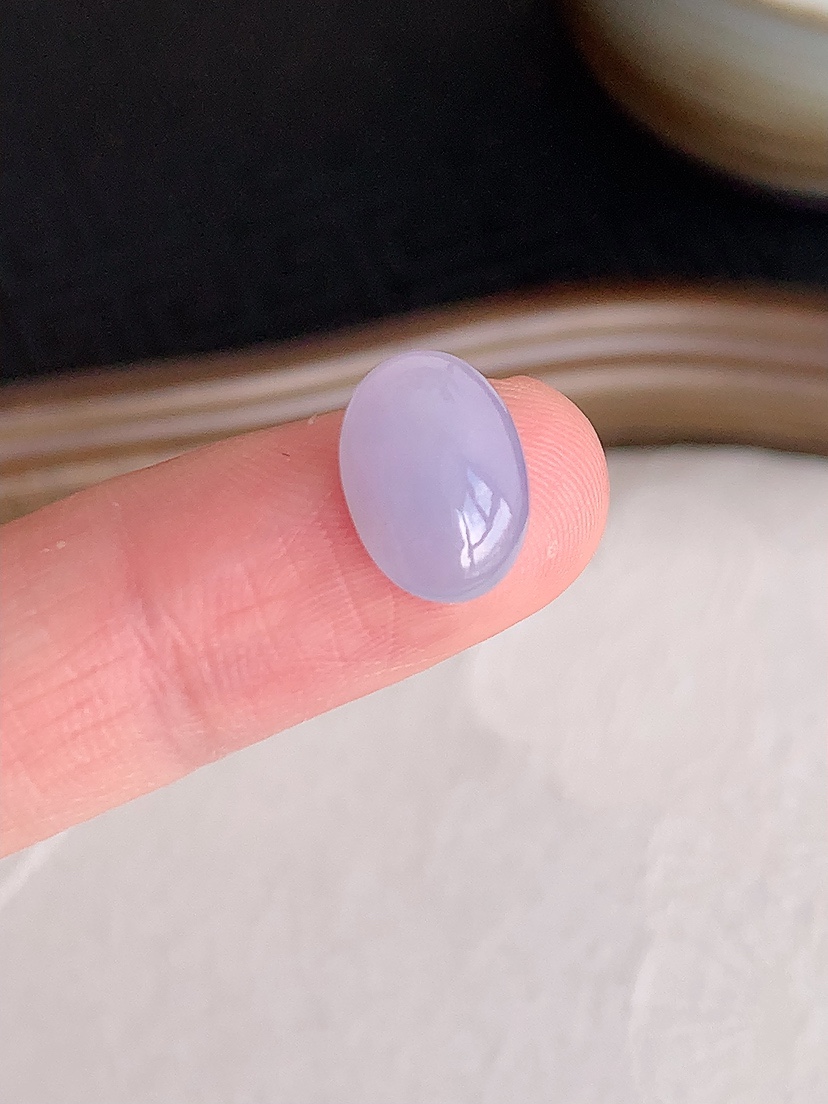 天然A货翡翠紫罗兰蛋面镶嵌件 
尺寸11.2-7.8-4mm 重量0.80g 0430