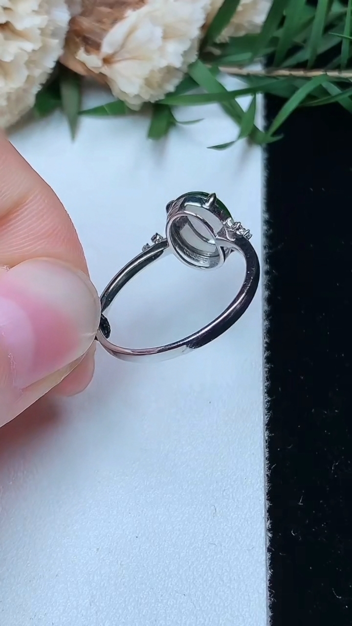 天然A货翡翠蛋面戒指，尺寸17-9-7.3，重量:2.00g2026年5月2日
工厂直销收藏佳品,种好水足，色泽均匀，有种有色，上手高大气！