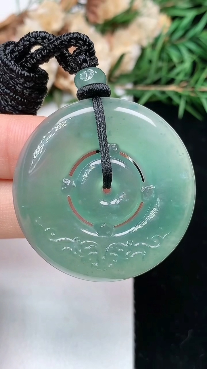 天然A货翡翠蓝水仿古平安扣吊坠，尺寸36.2-4.9，重量:15.86g
5月2日