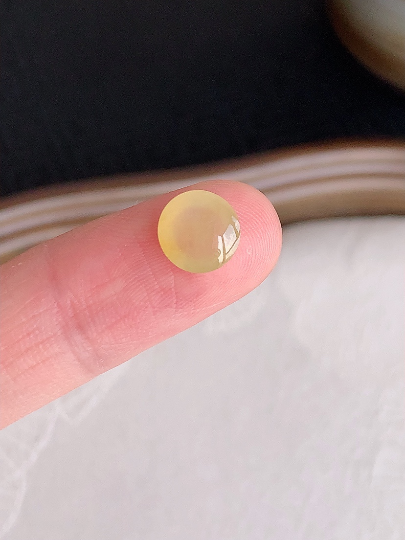 天然A货翡翠黄翡蛋面镶嵌件 
尺寸7-3.5mm 重量0.42g 0430