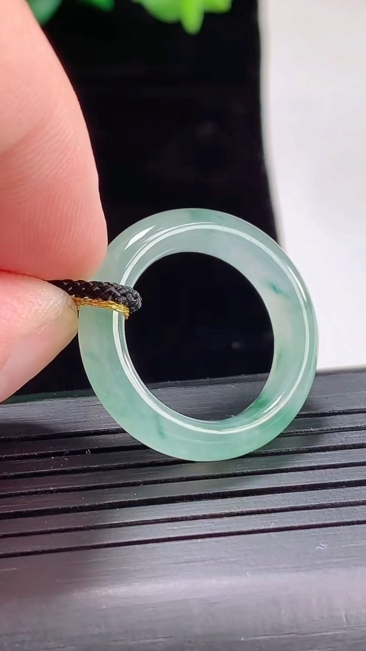 天然A货翡翠冰种飘花玉指环 戒指，尺寸17.3-5.5-4.2重量:4.25g2026年5月2日
工厂直销收藏佳品,种好水足，色泽均匀，有种有色，上手高大气！