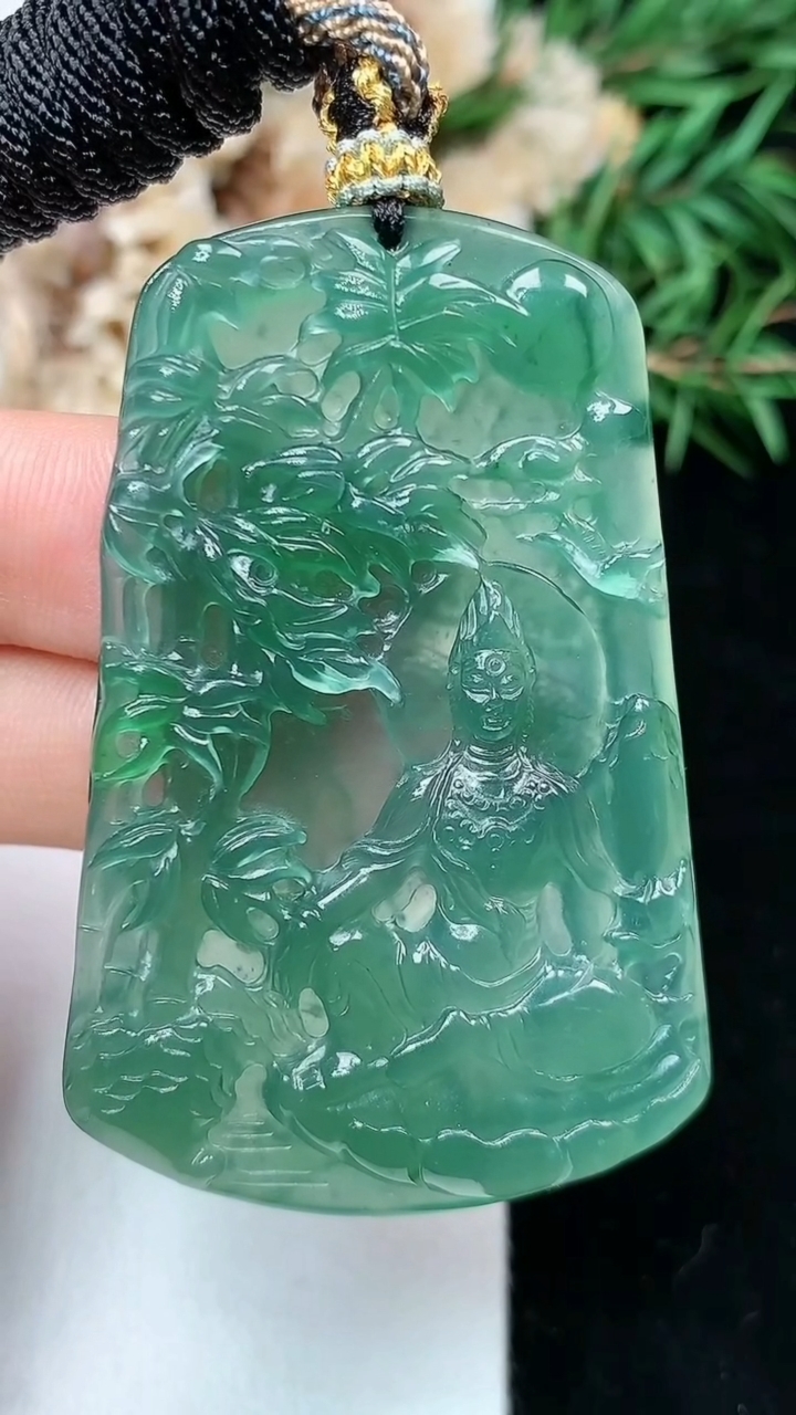 天然A货翡翠蓝水观音菩萨吊坠，尺寸52.8-34.9-5.2，重量:20.27g
5月2日