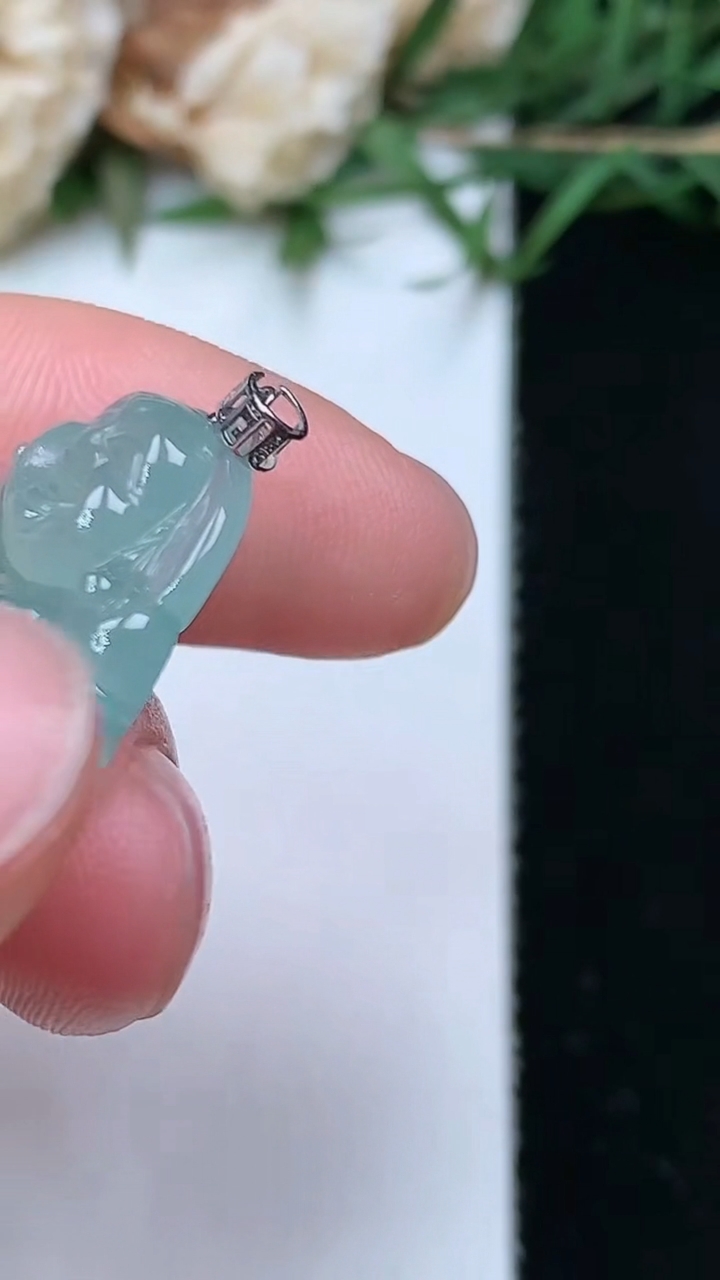 天然A货翡翠蓝水佛公吊坠，尺寸18.8-21.6-5.3，重量:3.63g
5月2日