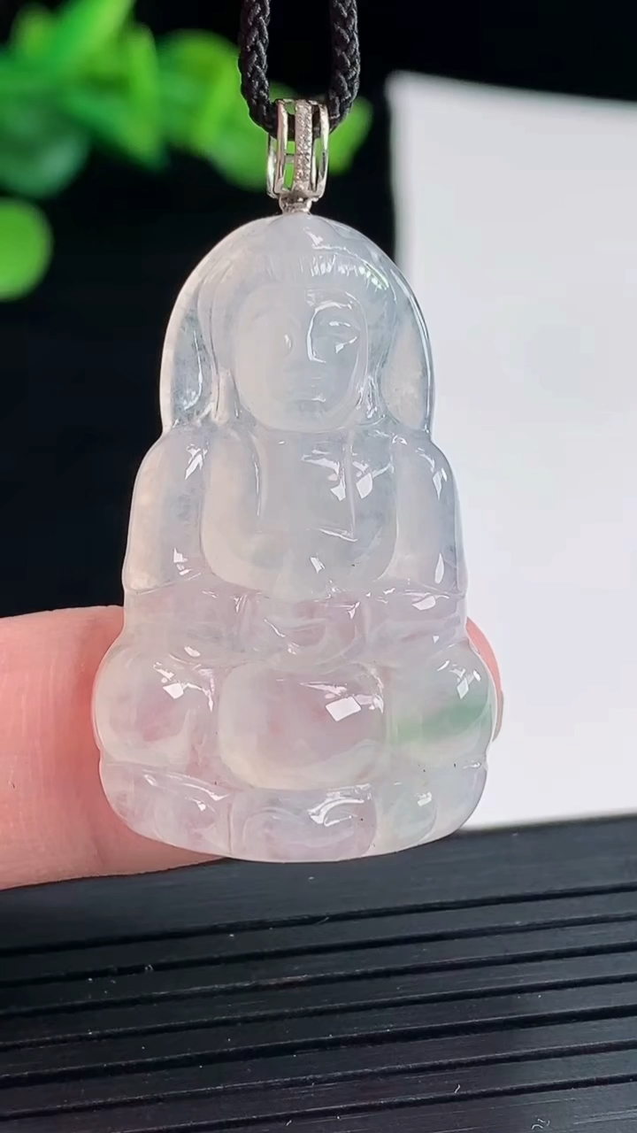 天然A货翡翠种飘花正装观音吊坠，尺寸35.522-4.5重量:6.35g
5月2日