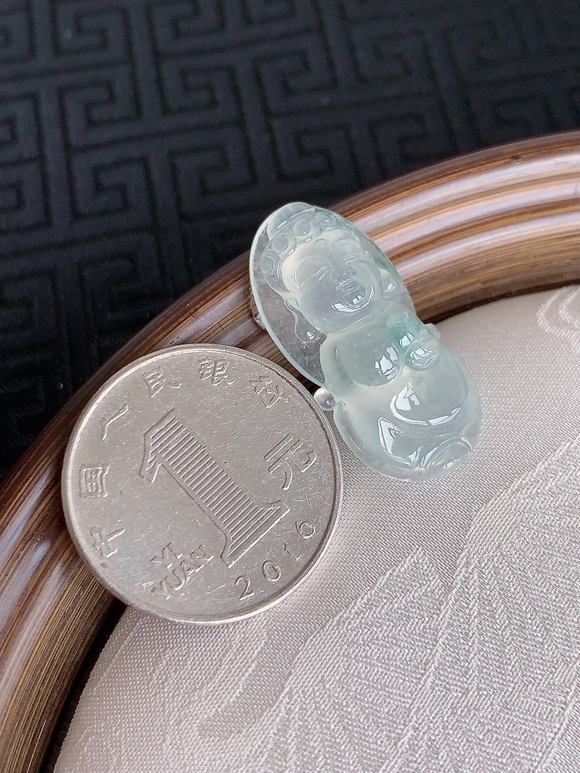 天然A货翡翠飘花宝宝佛镶嵌件 
尺寸28.8-13.8-6.3mm 重量4.66g 0430