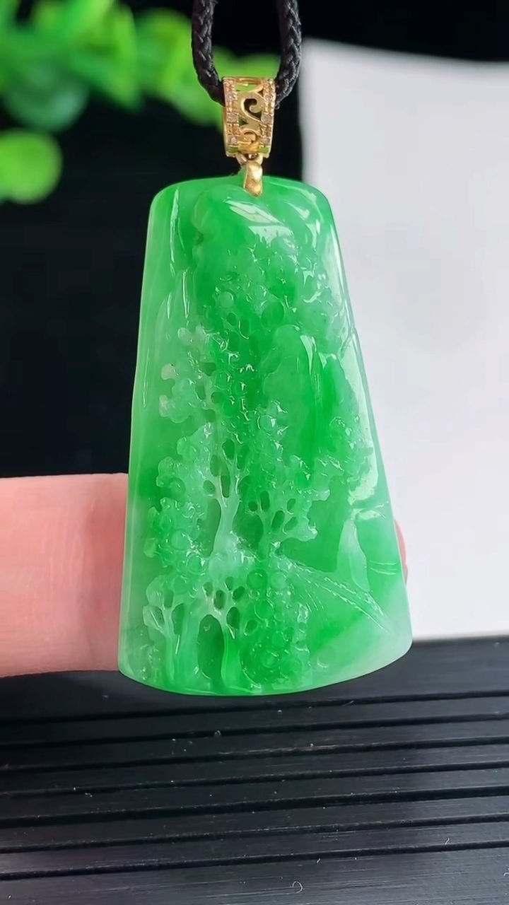 天然A货翡翠山水牌吊坠，尺寸39-21-4重量:6.49g
5月2日