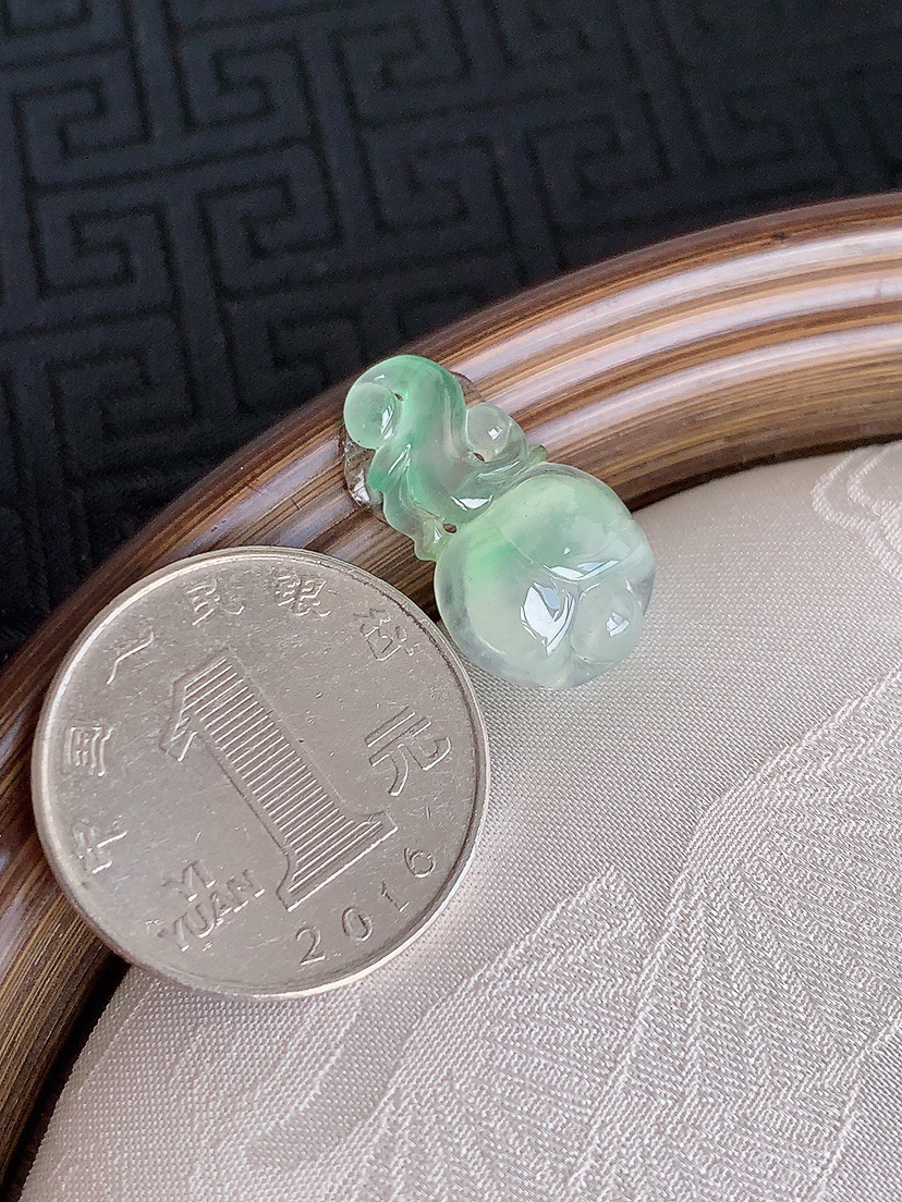 天然A货翡翠飘绿晴绿兰花吊坠 
尺寸21.8-12.3-5.6mm 重量2.25g 0430