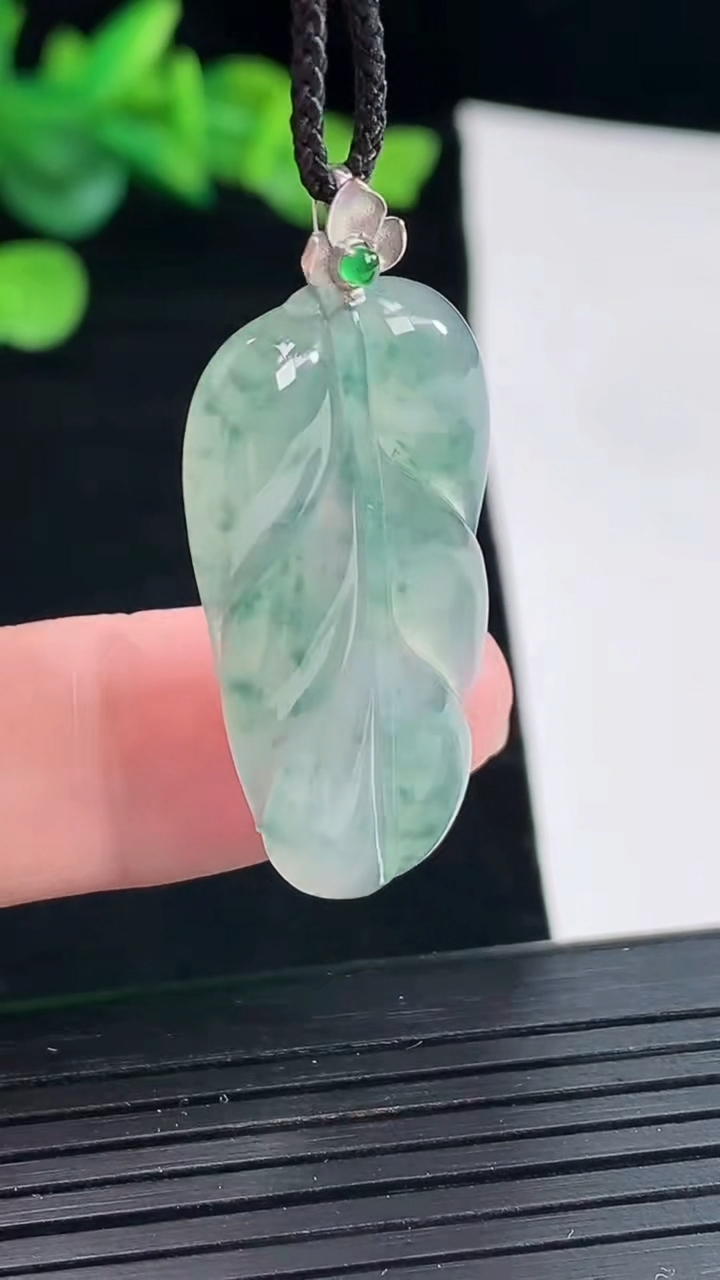 天然A货翡翠种飘花金枝玉叶 叶子吊坠，尺寸32-19-4.2重量:5.28g
5月2日