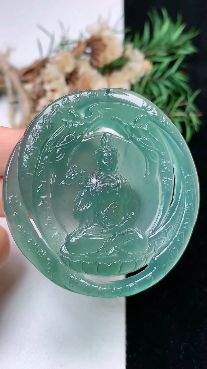 天然A货翡翠蓝水大势至观音菩萨吊坠，尺寸54.2-51.4-5.2，重量:25.60g
5月2日