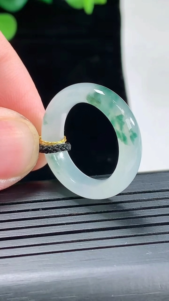 天然A货翡翠冰种飘花玉指环 戒指，尺寸17.2-5.5-3.8重量:4.25g2026年5月2日
工