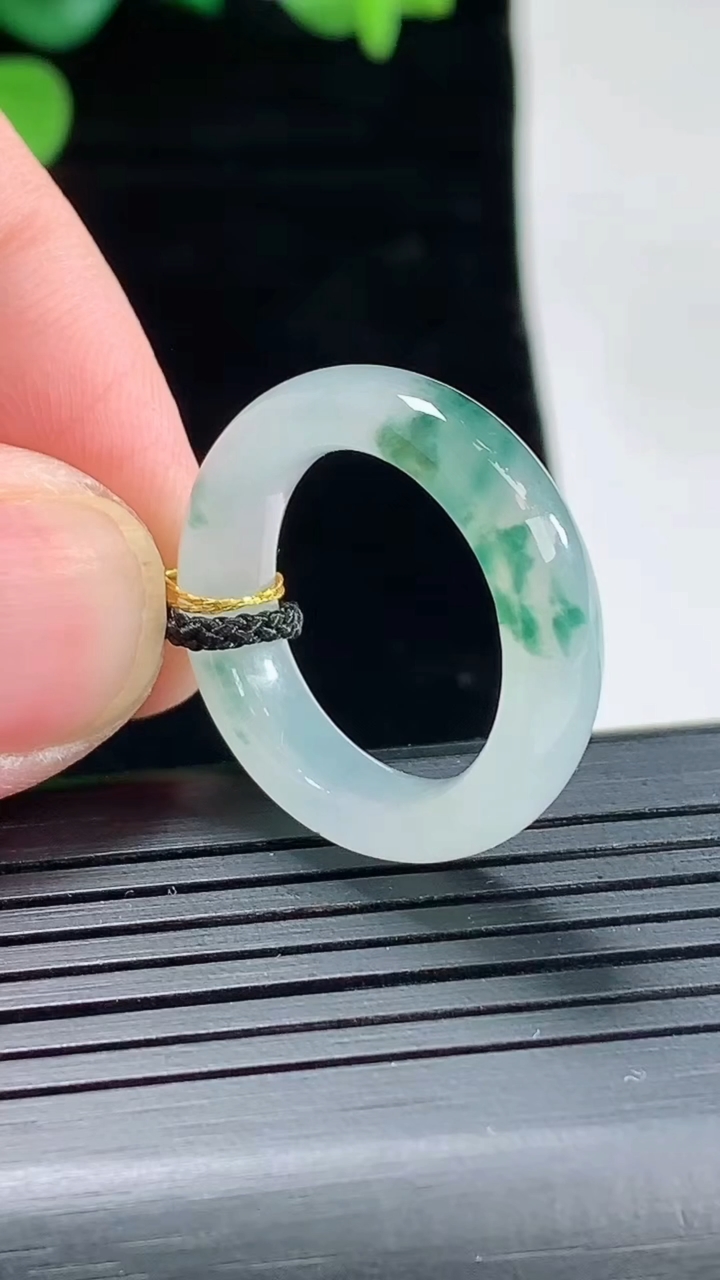 天然A货翡翠冰种飘花玉指环 戒指，尺寸17.2-5.5-3.8重量:4.25g2026年5月2日
工