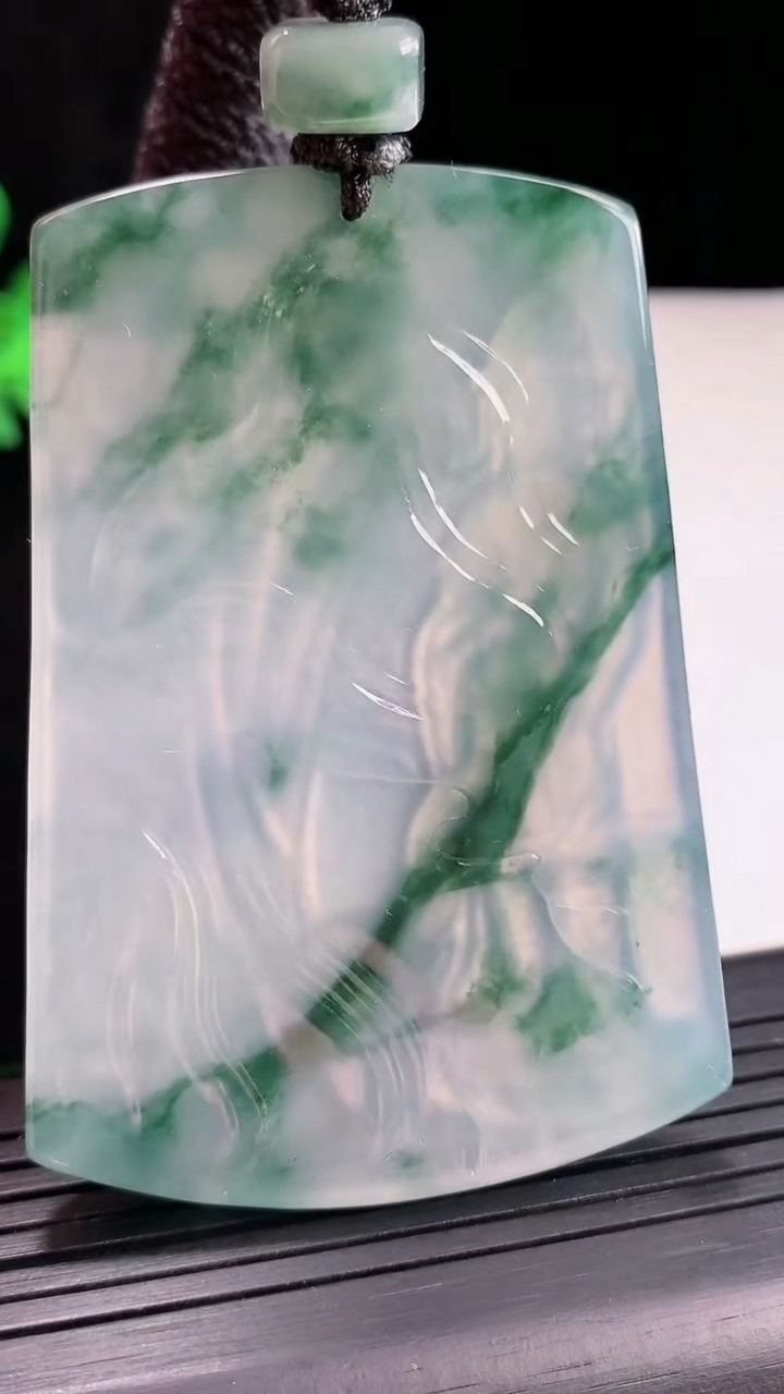 天然A货翡翠种飘花观音菩萨吊坠，尺寸65.6-46-5.8重量:44.96g
5月2日