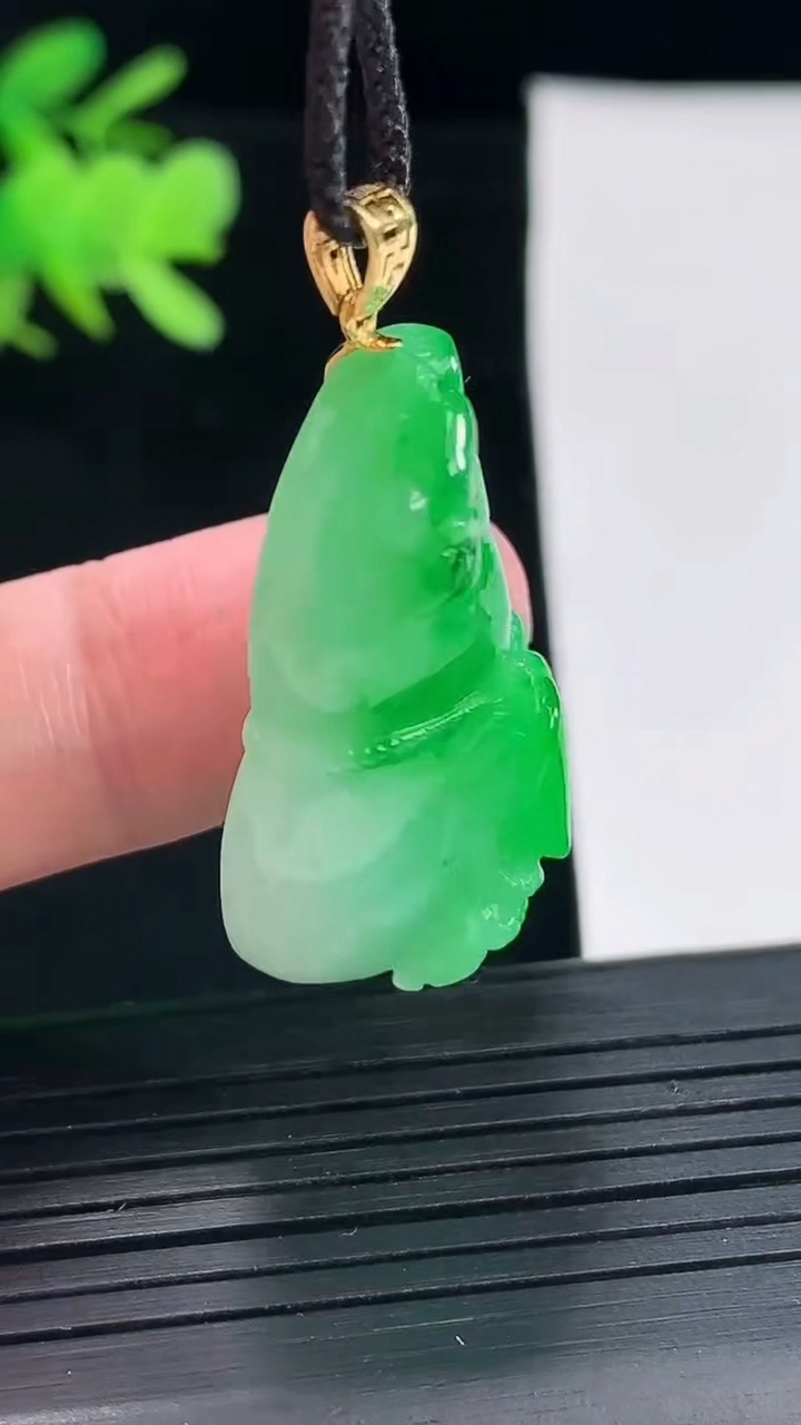 天然A货翡翠葫芦吊坠，尺寸35-20.6-11.8重量:12.31g
5月2日