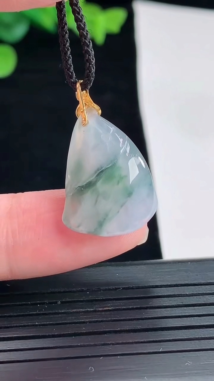 天然A货翡翠种飘花莲蓬吊坠，尺寸23-16-7重量:3.14g
5月2日