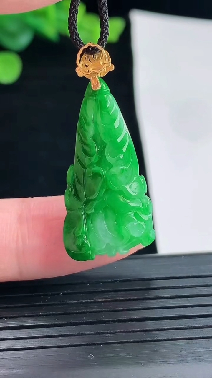 天然A货翡翠白菜吊坠，尺寸31-15-10重量:5.24g
5月2日