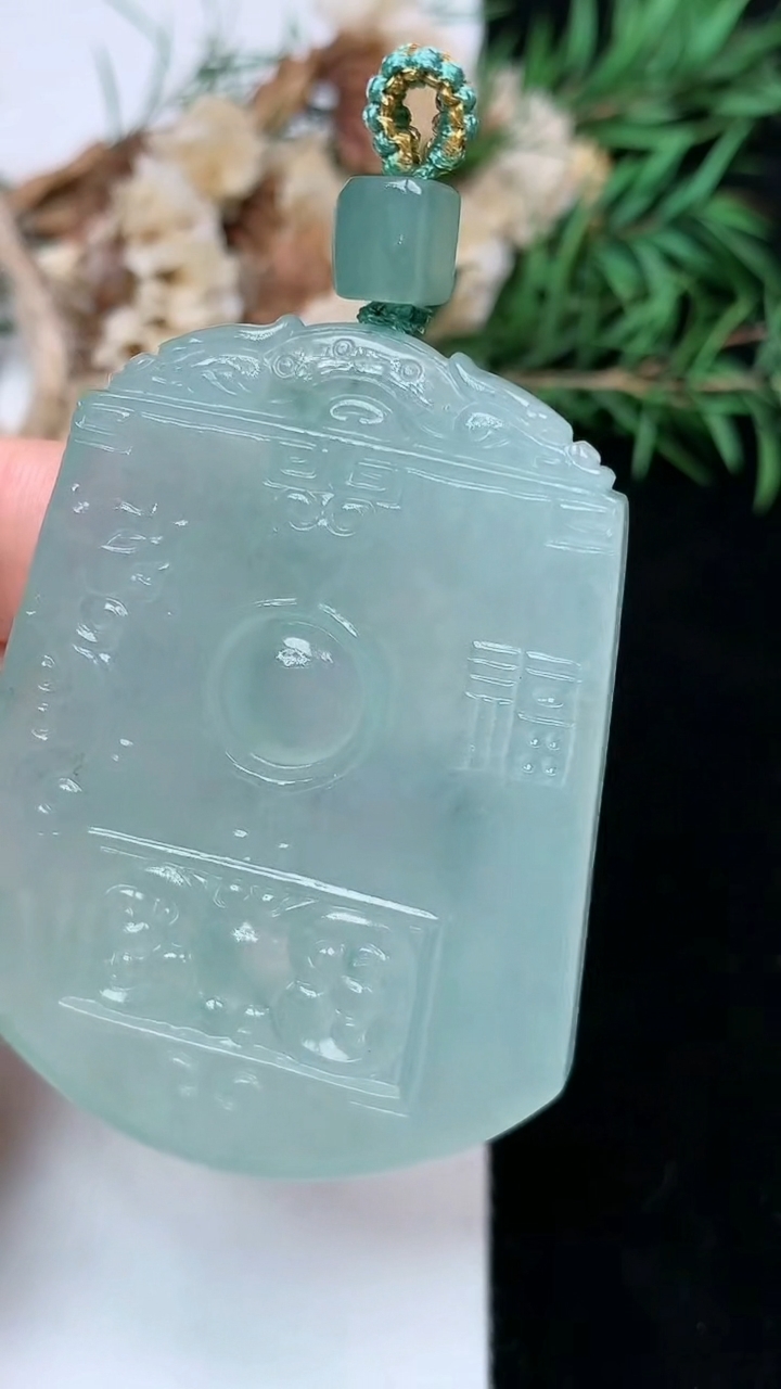 天然A货翡翠飘花仿古无事牌吊坠，尺寸49.9-39.4-5.9，重量:30.62g
5月2日