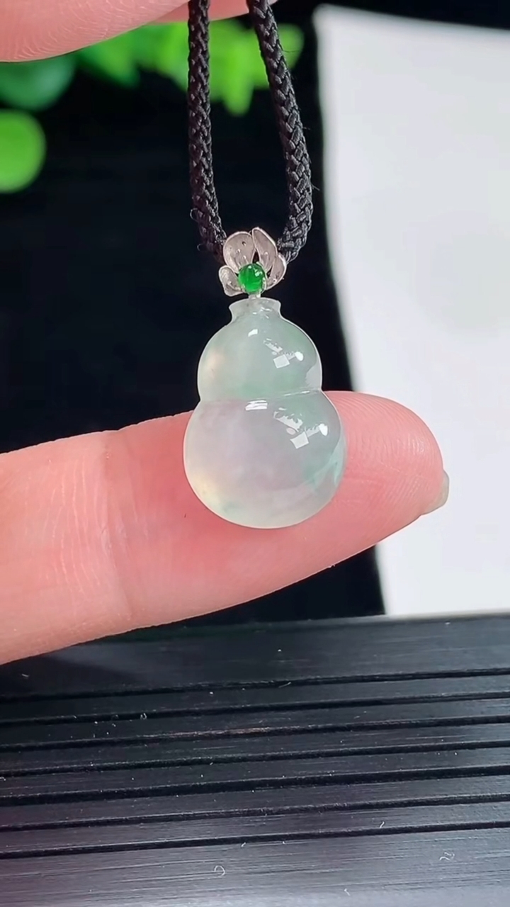 天然A货翡翠种飘花葫芦吊坠，尺寸14.5-11-5重量:1.53g
5月2日