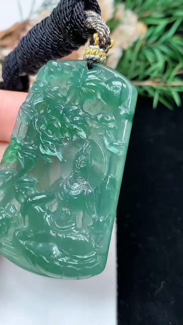 天然A货翡翠蓝水观音菩萨吊坠，尺寸52.8-34.9-5.2，重量:20.27g
5月2日
