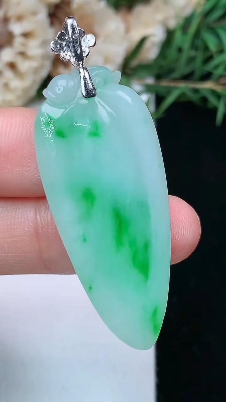 天然A货翡翠福瓜吊坠，尺寸41-18.2-5，重量:7.54g
5月2日
