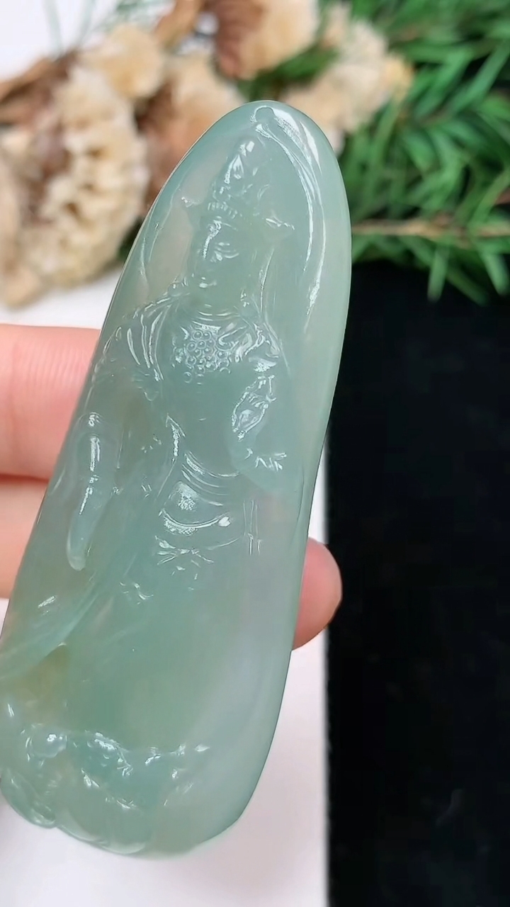 天然A货翡翠观音菩萨吊坠，尺寸60-24.7-10，重量:27.73g
5月2日