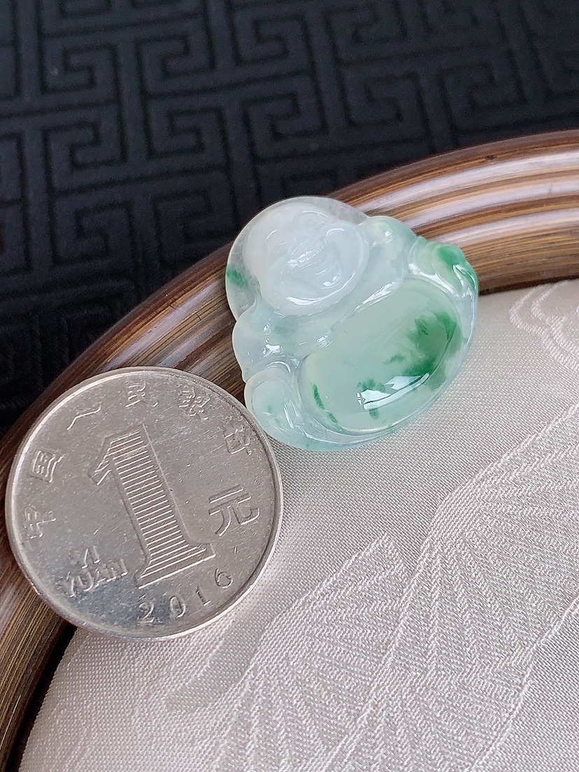 天然A货翡翠飘花佛公吊坠 
尺寸24.8-27-5.3mm 重量5.92g 0430