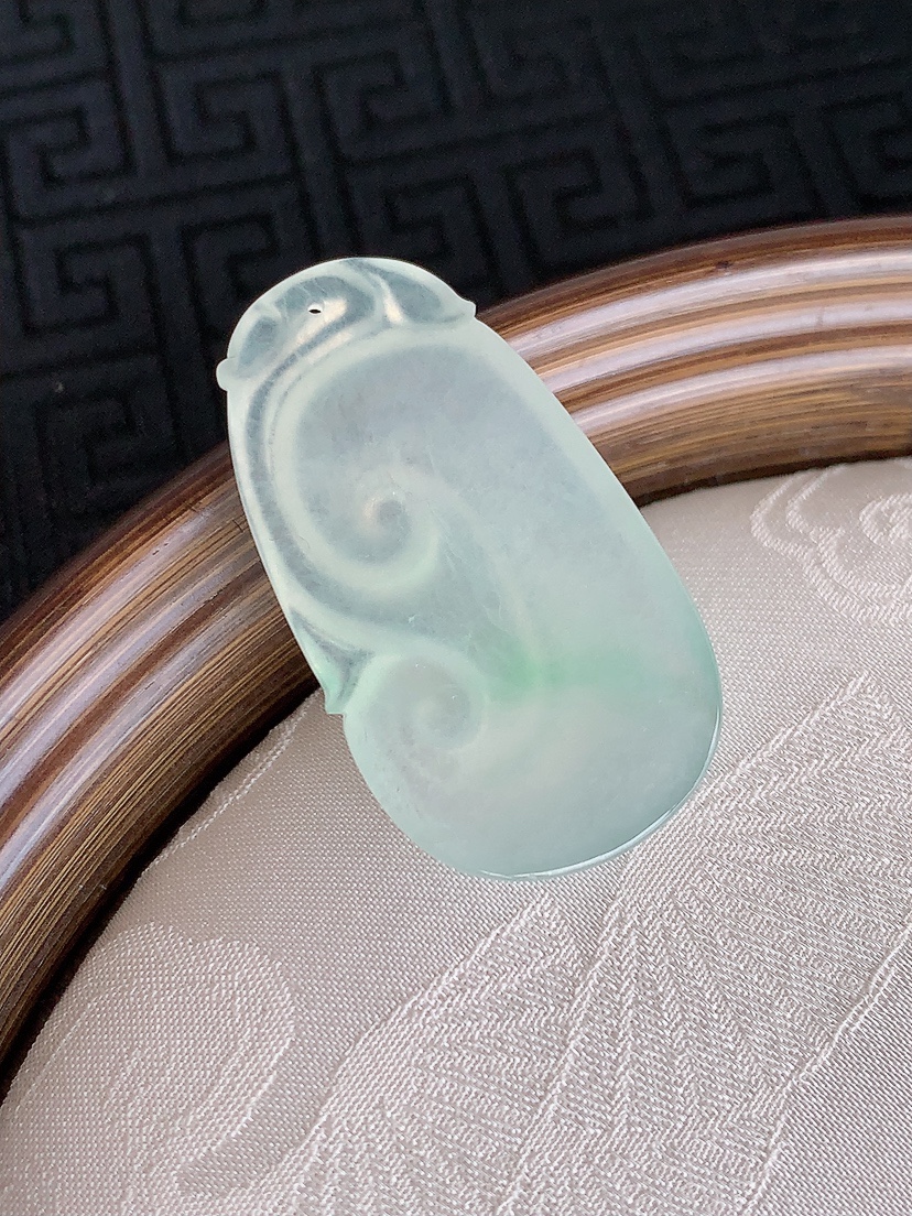 天然A货翡翠飘绿如意吊坠 
尺寸37-20.8-4.6mm 重量8.55g 0430