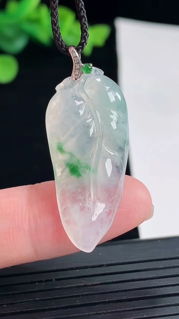 天然A货翡翠种飘花金枝玉叶 叶子吊坠，尺寸31-15.6-4.2重量:4.02g
5月2日