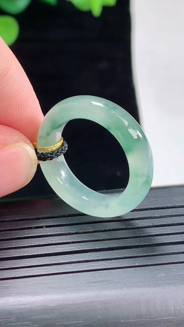 天然A货翡翠冰种飘花玉指环 戒指，尺寸17.3-5.5-4.2重量:4.25g2026年5月2日
工厂直销收藏佳品,种好水足，色泽均匀，有种有色，上手高大气！